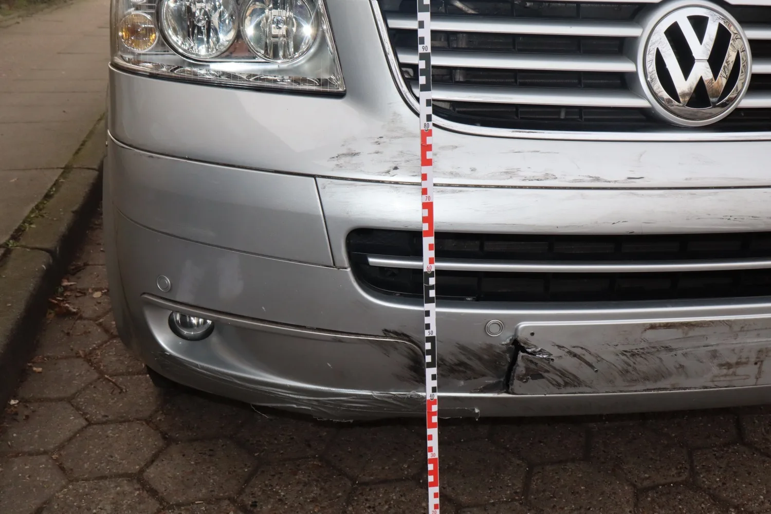 Beweissicheres Unfallgutachten – VW T5 Frontschaden mit Maßstab